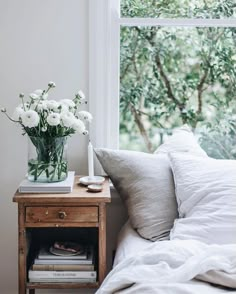 How to stay cool at night and sleep in the heat Photographer Instagram, Decor Studio, Style Deco, Decoration Inspiration, Studio Decor, Travel Photographer, Cozy Bedroom, New Room, 인테리어 디자인