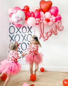 Sister Valentines Photo Shoot, Valentine Family Photo Ideas, Toddler Valentines Day Pictures, Mommy And Me Valentines Day Photo Shoot, Valentines Day Photoshoot Ideas, Valentines Balloons Bouquet, Sister Valentine, Valentine Backdrop, Valentine Mini Session