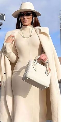 All White Outfit Women, White Outfit Women, Extraordinary Fashion, Derby Outfits, Concert Outfit Ideas, Elegant Outfit Classy, Long Coats, All White Outfit