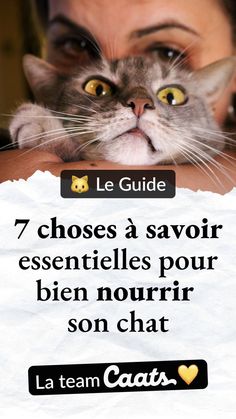 a woman holding a cat with the caption'7 choses a savoir essenetilles pour bien nourir son chat '