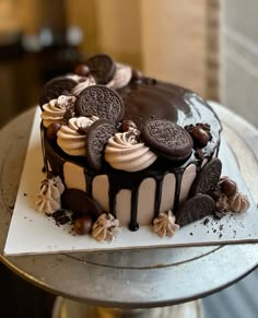 Layer Cake Decoration Ideas, Chocolate Cake Decoration Elegant, Chocolate Cake Design Ideas Simple, Chocolate Birthday Cake Decoration, Cursed Cakes, Small Chocolate Cake, Round Birthday Cakes, Delish Cakes, Professional Cake Decorating