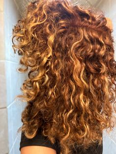 Red Curly Hair Blonde Highlights, Orange Highlights Curly Hair, Copper Curly Hair With Blonde Highlights, Copper Blonde Hair Curly, Copper And Blonde Balayage Curly Hair, Orange Blonde Curly Hair, Auburn Curly Hair With Highlights, Red Hair Blonde Highlights Curly