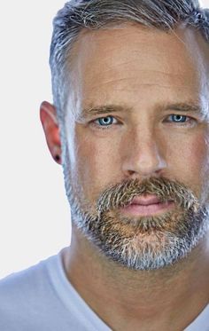 Silverfox Men, Barba Hipster, Silver Foxes Men, House Truck, Older Mens Hairstyles, Beard Men, Grey Hair Men, Grey Beards, Handsome Older Men