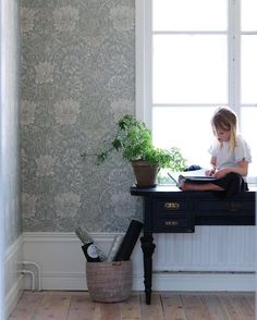 Nathalie on Instagram: "Äntligen klara med kontoret, tog bara sisådär 1 år 🤪 men hur fint blev det inte med tapeten och dom höga listerna/panelen 😍" Rustic Townhouse, Scandi Rustic, March 30, Wall Design, Hallway, Dream House, Bar, Wall, On Instagram