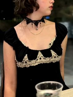 #empirewaistline #fashion #aesthetic #90sgrunge #90sfashion #2000s #y2ktops #gothic #romanticgoth #gothgirl #medieval #medievalrevival #bridgerton #winona #lace #choker #grungefashion Victorian Gothic Style, Lace Choker, 90's Grunge, Empire Waistline, 1990's Fashion, 90s Nostalgia, 90s Grunge, Fashion Aesthetic, Goth Fashion