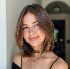 Not everyone who wants a low-maintenance haircut wants to completely chop off their tresses. So what’s a gal to do? Medium Length Wavy Hair, Short Hair Cuts For Round Faces, Medium Length Haircut, Lob Hairstyle, Low Maintenance Hair, Flat Hair, Peinados Fáciles Para Cabello Corto, Shoulder Length Hair Cuts, Hair Stylies