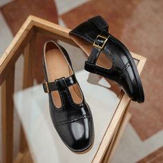 Mary Jane Shoes Outfit, Heel Mary Janes, Brogues Shoes, Black Brogues, Women's Casual Shoes, Leather Brogues, Brogue Shoes, Mary Jane Pumps