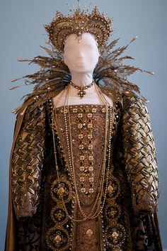 Shakespeare in love - detail of Judy Dench's Elizabeth theater gown. Costume design: Sandy Powell Judy Dench, Tudor Gown, Fashion Museum