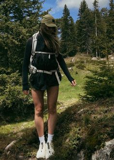 Summer Hiking Fits, Hicking Outfits Summer Women Style, Cute Hiking Fits, Hiking Outfit Summer Aesthetic, Stylish Hiking Outfit Summer, Summer Hike Outfit, Mountain Outfit Summer, Cute Hiking Outfit Summer, Hicking Outfits