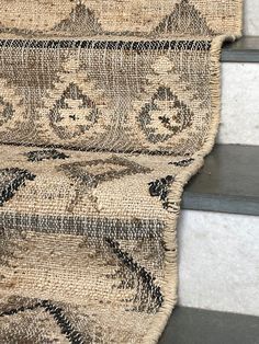 an old rug is sitting on the stairs