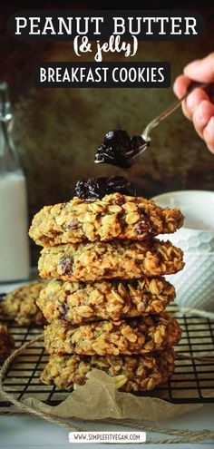 Peanut Butter (& Jelly) Breakfast Cookies | Perfect vegan breakfast recipe for lazy vegan mornings or when you’re in rush. It’s easy, healthy and one batch will last for days! Vegan Potato Breakfast, Vegan Recipes Kids, Vegan Breakfast Meal Prep, Low Carb Vegan Breakfast, Vegan Breakfast Bowl, Vegan Protein Breakfast, Vegan Breakfast Sandwich, Breakfast Casserole Healthy, Raw Vegan Breakfast