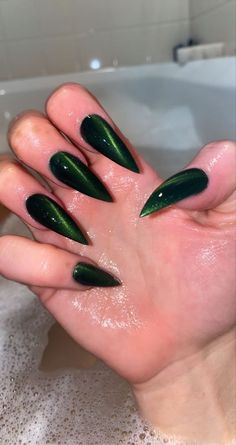 Witchy Nails Simple Green, Dark Green Nail Ideas Acrylic, Green Nails Stilleto, Nail Stilleto Ideas Green, Simple Dark Green Acrylic Nails, Green Claw Nails, Shiny Dark Green Nails, Dark Green Trendy Nails, Edgy Green Nails