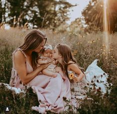 Mommy Daughter Photos, Mother Daughter Pictures, Cute Family Pictures, Pregnancy Belly Photos, Mommy And Me Photo Shoot, Mother Daughter Photos, Beautiful Photoshoot Ideas, Family Picture Poses, Mother Daughter Photography