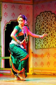 Folk Dance Photography, Lavni Dance, Lavani Dance, Indian Folk Dance, Maharashtra Saree, India Dancing, Indian Dances, Dance Of India, Dance Forms