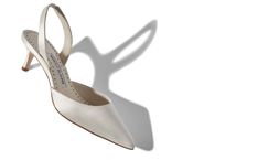 Designer White Satin Slingback Pumps - Image Main Wedding Manolo Blahnik, Manolo Blahnik Outfit, White Manolo Blahnik, Manolo Blahnik Carrie, Manolo Blahnik White, Formal Pumps, Heels Designer, Dress Wedding Party, Sandal Heels