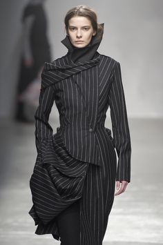 Tailoring with a twist spotted at #Aganovich #PFW #AW15 Suits Runway, Pleats Fashion, Great Fashion, Fashion Illustration Sketches, Fashion Inspiration Design, Fashion Painting, Sleek Fashion, Work Attire, Fashion Sewing