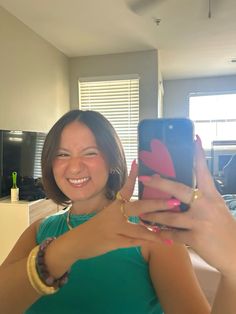 mirror selfie, brunette bob, brunette short hair, smiling poses, it girl aesthetic, y2k, trendy hairstyles, gold jewelry Smiling Poses, Brunette Short Hair, Bob Brunette, Brunette Short, It Girl Aesthetic, Brunette Bob, Aesthetic Y2k, It Girl, Trendy Hairstyles