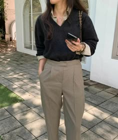 Women’s Masculine Fashion, Professor Look Women, Studious Outfits Women, Masculine Feminine Outfits For Women, Masculine Women’s Outfits, Business Professional Outfits Gen Z, Unisex Office Outfit, University Professor Outfits, Professor Clothes Women