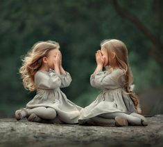 Twin Toddler Photography, Sibling Photography Poses, Sibling Photo Shoots, Toddler Poses, Blonde Kids, Sisters Photoshoot Poses, Sister Photography, Sister Poses, Outdoor Family Photography