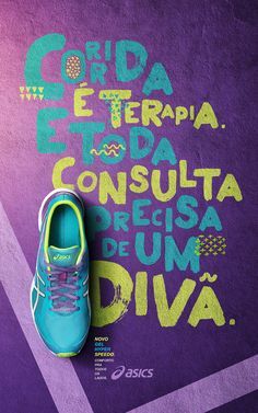 a pair of tennis shoes sitting on top of a purple and green mat with words written in spanish