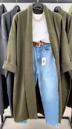 Friday Jeans Work Outfit, Retail Manager Outfit, Zara Outfit 2024 Autumn, Art Gallery Aesthetic Outfit, Outfits For Curvy Figures, Outfit Petite Women, Business Casual Dinner Outfit, Fall Cardigan Outfits, Trousers Outfit Winter