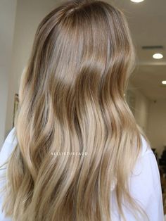 Brown With Natural Blonde Highlights, Dark Blonde Light Blonde Highlights, Soft Buttery Blonde Hair, Lived In Beige Blonde Balayage, Jessica Biel Hair Blonde, Cool Crystal Blonde, Natural Blonde Baylage, Dark Blonde Hair Babylights, Light Brown Hair With Babylights Natural