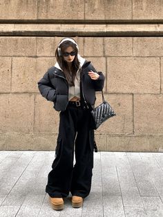 Fit With Headphones, Korean Street Fashion Winter Seoul, Korea Winter Outfit, Korea Winter Fashion, Black Puffer Jacket Outfit, Japan Outfit Winter, Japan Winter Fashion, Winter Inspo Outfits, Puffer Outfit