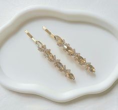 Add a touch of elegance to your hairdo with these stunning long  champagne colour crystal and gold diamante bobby pins. The perfect hair accessories for any occasion, especially weddings.  Made from high quality metal and features a sparkling gold finish, making them a great addition to any bridal or bridesmaid outfit.  Can be worn at proms, party and other formal occasions. You will receive 1 pair of hair clip for the price. Measurements: length 9cm, width 1 cm Ship with Royal Mail. Express del Gold Bobby Pins, Hair Pins Wedding, Champagne Colour, Wedding Champagne, Rhinestone Hair Pin, Rhinestone Hair, Champagne Wedding, Wedding Hair Pins, Bridesmaid Outfit