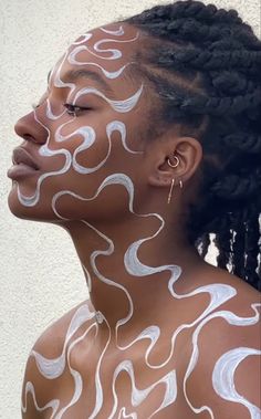 White Face Paint, Circle Face, Face Art Makeup, Face Paint Makeup, Avant Garde Makeup, Cool Makeup Looks, Afrocentric Art, Creative Eye Makeup, Horror Movie Characters