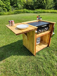 an outdoor grill made out of pallet wood with a table top and shelf underneath it