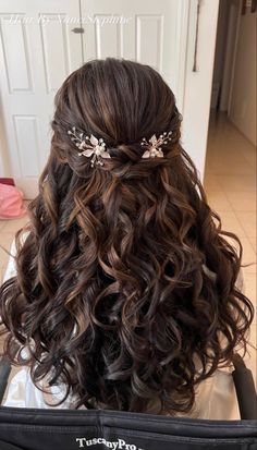 #weddinghair #weddinghairstyle #bridalhairstyle #weddinghairstylesforlonghair #halfuphalfdownhairstyle Dinner Dance Hairstyles, Curly Bridal Hair, Bridesmaid Hair Inspo, Curled Hairstyles For Medium Hair, Haircuts For Long Hair With Layers, Red Carpet Hair, Layered Haircuts For Medium Hair