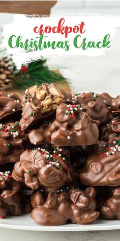 chocolate peanut candy clusters with sprinkles Crockpot Christmas Candy, Chocolate Christmas Candy, Slow Cooker Christmas, Christmas Candy Easy, Easy Christmas Candy Recipes, Easy Christmas Treats