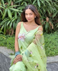 Suit Pic, Indian Dress Up, Celebrity Fashion Looks, Indian Dresses Traditional, Wallpaper Photos, Green Suit, Beautiful Wallpaper