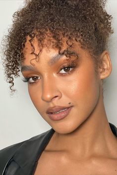 Turning your favorite caffeine fix into a makeup look may sound strange, but the warm, bronzed latte makeup trend is taking TikTok by storm! And it looks delicious on all skin tones. Latte Makeup, Beautiful Black Hair, Bronze Makeup, Viral On Tiktok, Going Viral, Find Beauty, Black Girls Hairstyles, Makeup Trends