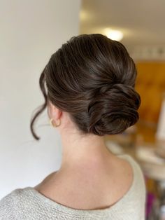 @nadiasbeautyspot @designmehair @alexisbrittanyhair Princess Kate Updo, Veil Placement Updo Low Buns, Bride Low Bun Hairstyles, Bridal Updo Front View, Brunette Updo Wedding, Loose Low Bun Wedding Hair, Low Bun With Veil, Classic Bun Hairstyles, Hairdo Wisuda