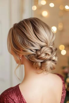 Festfrisuren für mittellanges Haar: 46+ Styles » Lockiger Hochsteckknoten ✓ Zopf-Chignon ✓ Seitlich geflochtener Dutt ✓ Wellige Ballerina Hochsteckfrisur ✓ Glamouröser Wickelknoten [ ➳ Jetzt inspirieren lassen! ] Fancy Updos, Mother Of The Groom Hairstyles, Classic Wedding Hair, Hair 101, Always A Bridesmaid, Hairstyle Trends, Cut Her Hair, Christmas Hairstyles, Hot Hair Styles