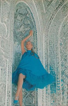 Mermaid Palace, 1974 Fashion, Ideas Background, Ancient Clothing, Patti Hansen, Iran Culture, Iranian Fashion, Vogue Vintage, Persian Fashion