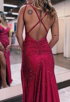 Scintilla scuro rosso scuro Abito da ballo lungo la spalla con fessura Trumpet Prom Dress, Prom Dresses Sparkly, Prom Inspo, Sparkly Prom Dresses, Floral Prom Dresses, V Neck Prom Dresses, Prom Dress Styles, Tulle Prom Dress, Mermaid Fashion