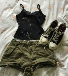 Y2k Grunge Beach Outfit, Y2k Outfits Faceless, Black Couqutte Outfits, Casual Pretty Outfits Summer, Acedamia Outfits Summer, Earthy Outfits Aesthetic Summer, Summer Outfits Y2k Grunge, Outfit Ideas Summer Y2k, Grunge Outfit Ideas Summer