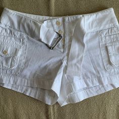 New Ralph Lauren Beautiful White Short Shorts. Button And Belt With Multi Pockets Two Pockets On The Front. Very Cute 100% Cotton Summer Short Bottoms With Buttons, Casual Bottoms With Button Closure For Vacation, Casual Vacation Bottoms With Button Closure, Casual Beach Bottoms With Buttons, Cotton Beach Shorts With Buttons, Summer Cotton Shorts With Buttons, Cotton Bottoms With Buttons For Vacation, Beach Cotton Shorts With Buttons, Cotton Summer Shorts With Buttons