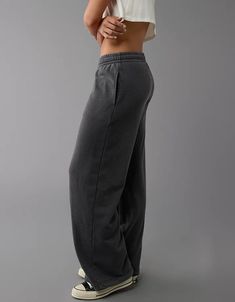 AE Knit Baggy Wide-Leg Sweatpant Low Rise Baggy Sweatpants, Black Wide Leg Sweats Outfit, Wide Legged Sweatpants, Christmas Wishlist Clothes, Lounge Wear Outfit Ideas, Baggy Gym Outfit, Low Waisted Sweatpants, Comfy Sweatpants Outfit, Sweatpants Outfit Women