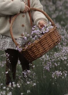 Introducing the Florêncio Basket, a traditional Portuguese wicker basket, 100% handmade with skill and care. This versatile basket can be used to carry flowers, groceries, bread, fruits, a picnic for two, or as a key piece of elegant decoration. Crafted with natural materials that reflect a calm lifestyle, the Florêncio Basket represents the timeless charm of traditional Portuguese craftsmanship. Add a touch of rustic refinement to your home or daily routine with this authentic cultural piece. E Cottagecore Life, Bread Fruit, Willow Basket, Wildflower Garden, Wicker Basket, Basket Bag, Art Textile, Shopping Basket, Elegant Decor