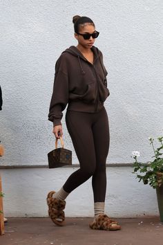 Chill Outfits Lazy Days, Lori Harvey Outfits, Lori Harvey Style, Tracksuit Outfit Women, Basketball Game Outfit Women, Harvey Outfits, Black Athleisure Outfits, Fashion Inspo Winter, Basketball Game Outfit