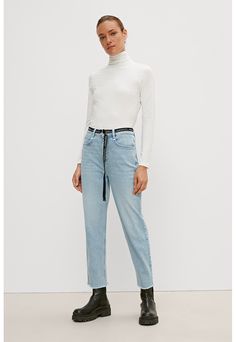 Cumpara Blugi crop mom fit cu terminatii franjurate. #jeansfemei #blugifemei #hainesic #womenjeans #womenbrandjeans #jeansi #jeansifemei Turtleneck T Shirt, Jeans Straight Leg, Jeans Straight, Mom Jeans, Cape, Straight Leg, Normcore, Turtle Neck, Long Sleeve