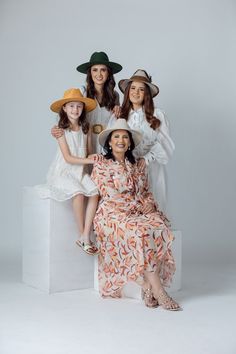 Mother’s Day Photoshoot, Mothers Day Photo Shoot Ideas, Mexican Mothers Day, Family Photo Pose, Mother's Day Photos, Holiday Pictures, Mom Day, Family Posing