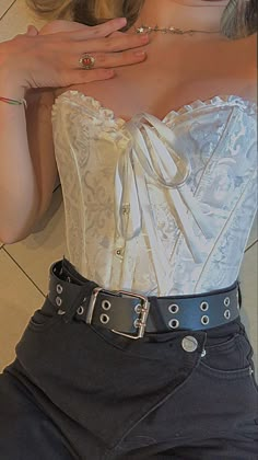 How To Style White Corset, White Corset Outfit Ideas, Outfits With White Corset, Corset Outfit White, Corset Outfit Elegant, Corset Outfit Halloween, Corsette Outfit, Looks Corset, Vintage Corset Outfit