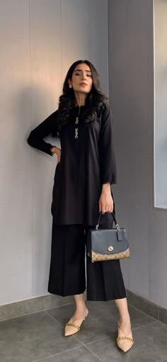 Pakistani Causal Kurti, Office Outfits Women Pakistani, Pakistani Short Suits, Short Kurti With Trousers, Causal Kurti For Women, Eid Casual Outfit, Simple Kameez Designs Pakistani, Casual Kurtis For College Pakistani, Pakistani Office Wear