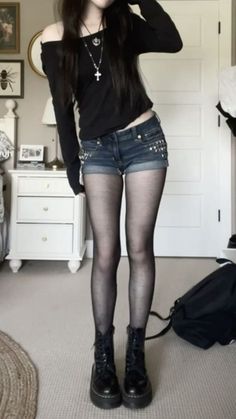 Stocking And Shorts Outfit, 2000s Dark Outfits, Light Emo Outfits, Dark Twee Aesthetic, Shorts And Leggings Outfit, Shorts And Tights Outfit Grunge, Shorts With Tights Outfit Grunge, Dark Y2k Fashion