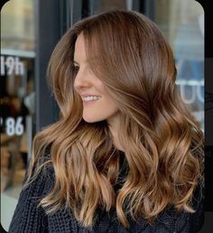 Cabello Color Chocolate Claro, Pelo Chocolate Caramelo, Caramel Hair Balayage, Hoco Hairstyles Updo, Hairstyles For Homecoming, Outfit Boda, Short Bob Pixie, Warm Brown Hair, Bob Pixie