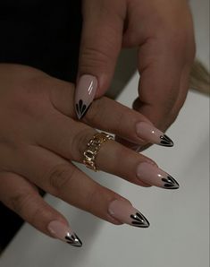 Short Stiletto Nails, Old Money Nails, Sophisticated Nails, Money Nails, Natural Nails Manicure, Short Stiletto, Maquillage On Fleek, Minimal Makeup Look, Look Rich